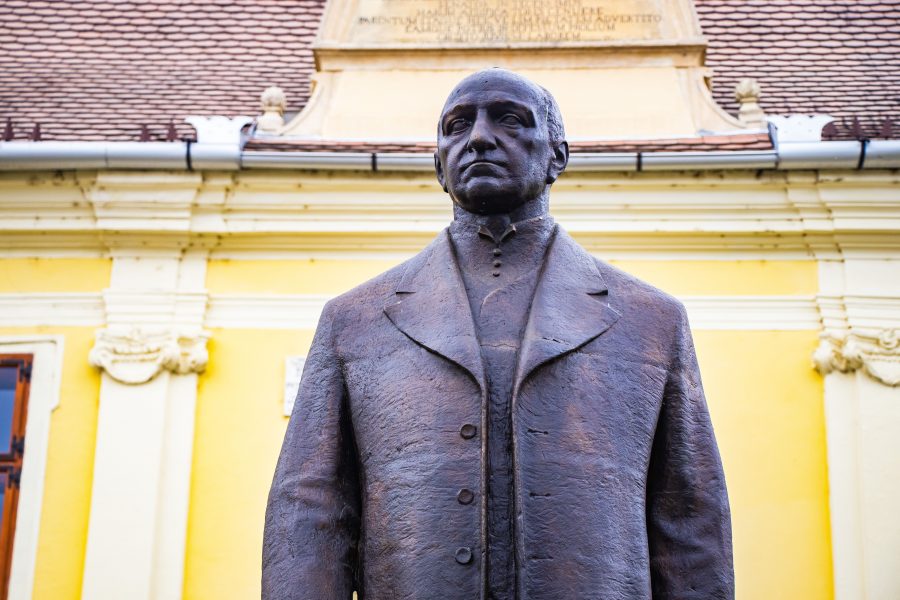 Bernády György szobra a Teleki-ház előtt, a róla elnevezett téren