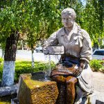 A Szitás leány kútja a főtéri parkban