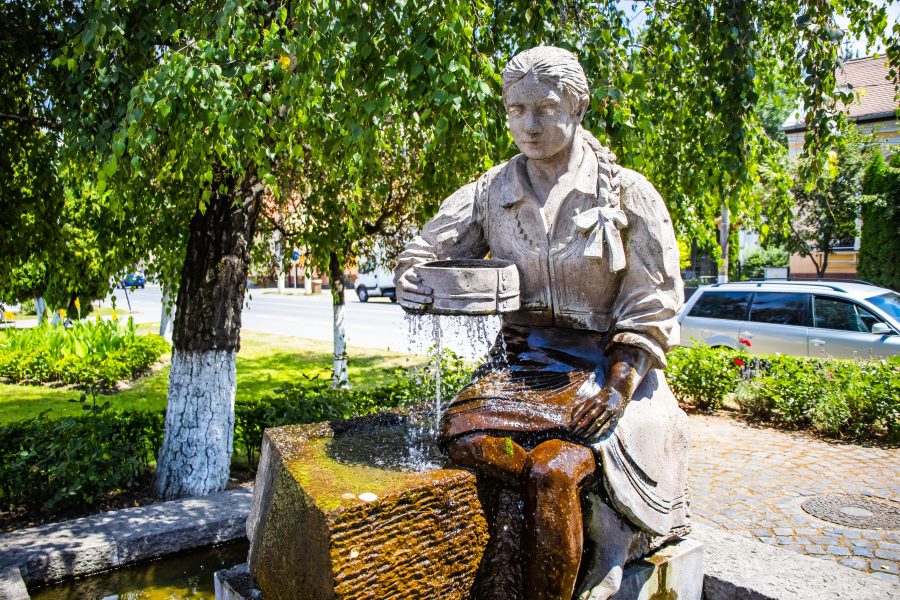 A Szitás leány kútja a főtéri parkban