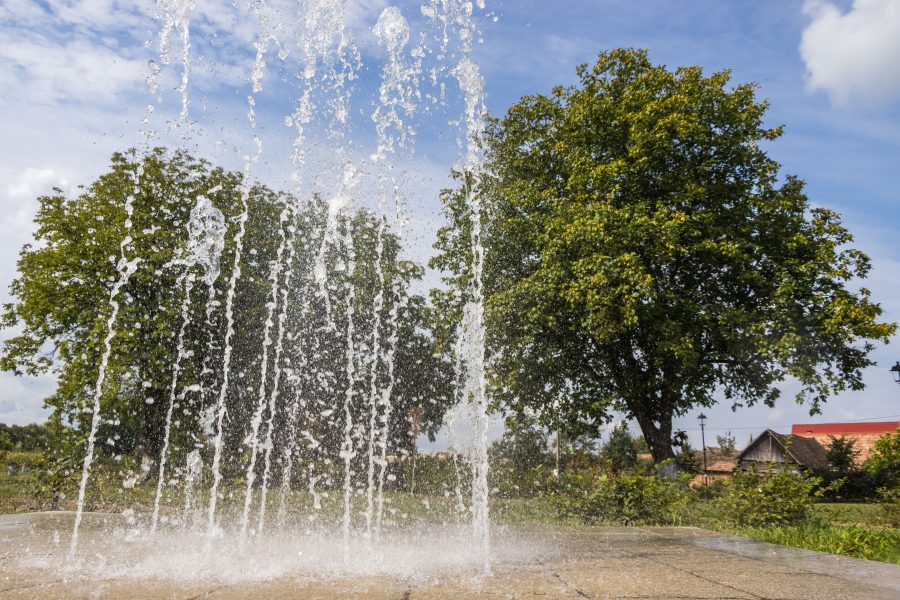 Összesen két szökőkút található a Rhédey-kastély körül